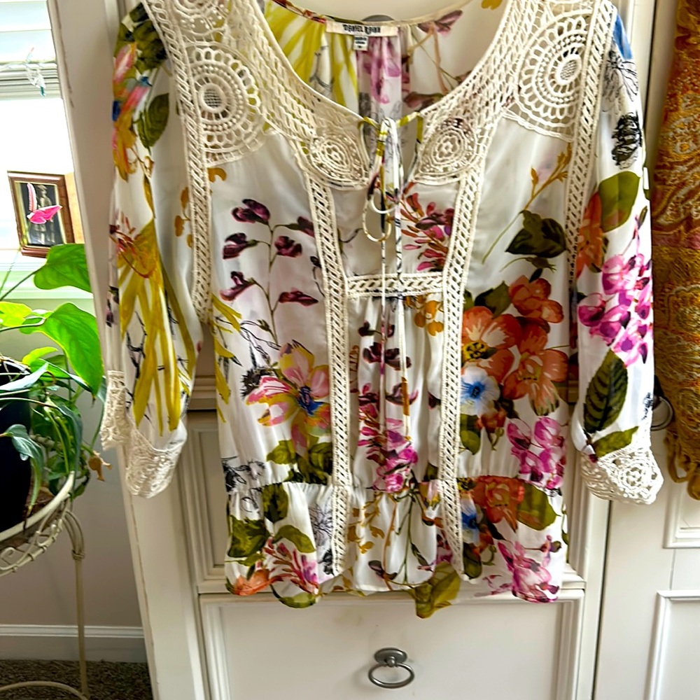 Beautiful, romantic floral blouse with crochet size medium